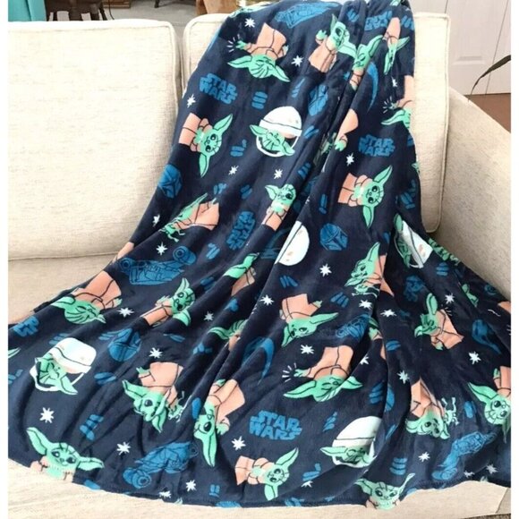 The Big One Star Wars Baby Yoda Blanket Supersoft Oversized Plush 5'x6' - Picture 5 of 5